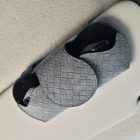 Автомобильный футляр для солнцезащитных очков на козырек авто, кейс очечник в машину (тёмно-серый, экокожа)