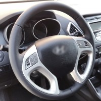 Оплетка на руль из натуральной кожи Hyundai Tucson II 2009-2015 г.в. (для замены штатной кожи на руле без подогрева, черная)