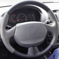 Оплетка на руль из натуральной кожи Hyundai Accent (LC) МТ3, AТ5 с подушкой безопасности (для руля без штатной кожи, черно-серая)