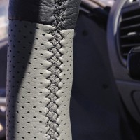 Оплетка на руль из натуральной кожи Hyundai Accent (LC) МТ3, AТ5 с подушкой безопасности (для руля без штатной кожи, черно-серая)